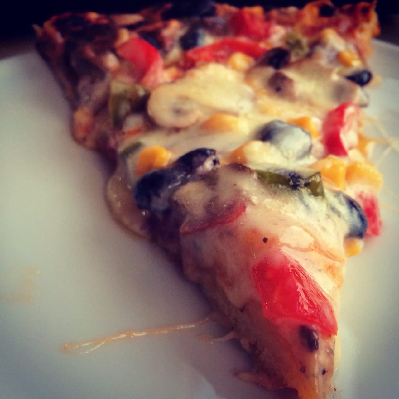 Domatesli ve Paprica Biberli Pizza