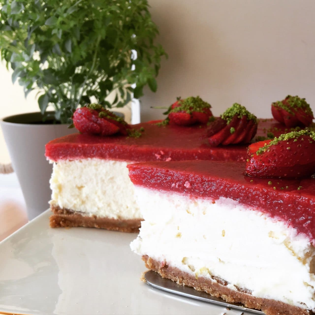 Limon Aromalı Çilek Soslu Cheesecake