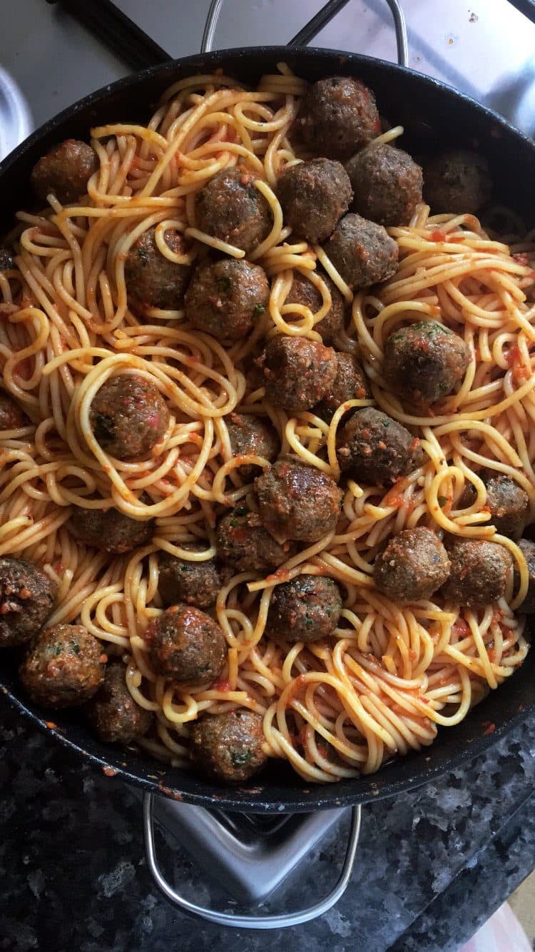 Domates Soslu Köfteli Makarna