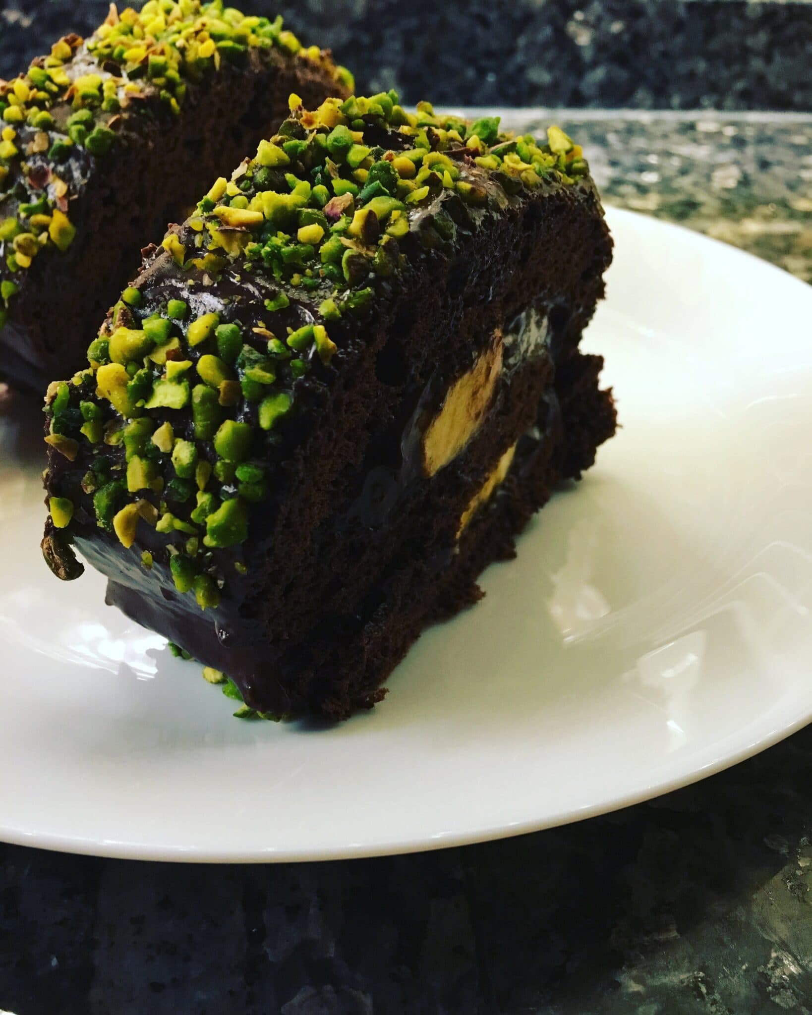 Çikolatalı ve Fıstıklı Rulo Pasta